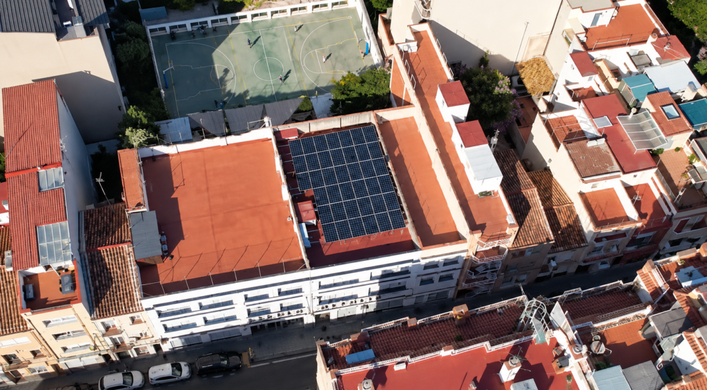 ESCOLA VERDA vista aérea de tejados y pista deportiva